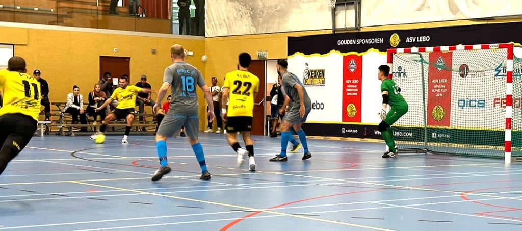 Coach Jeroen Hakkens geeft instructies